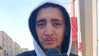 مش لاقي آكل وبنام على الرصيف.. معاناة شاب مشرد في السويس: أبويا وأمي رموني عشان جالي السكر| بث مباشر