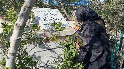 في ذكرى وفاته الثامنة.. بوسي شلبي تزور قبر محمود عبد العزيز: عمره ما هيتنسي | بث مباشر