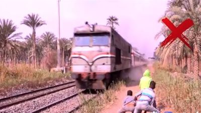 النقل تناشد المواطنين للمشاركة في التوعية بمخاطر رشق الأطفال للقطارات بالحجارة