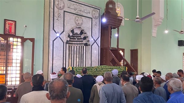 توافد المئات على