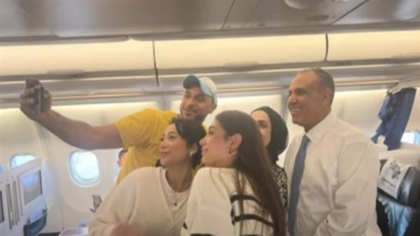 وزير الخارجية يصطحب