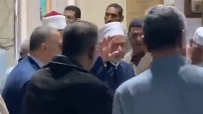 وصول أحمد الطيب شيخ الأزهر إلى عزاء شقيقته بالأقصر | بث مباشر