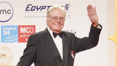 اسألوني في حاجة مهمة.. حسين فهمي يرفض التعليق على غياب نجوم الفن عن افتتاح مهرجان القاهرة السينمائي