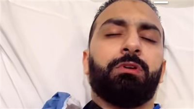شاب يستغيث بعد فقدانه الحركة بسبب خطأ طبي: الدكتور قال لي اعمل جلسة علاج طبيعي