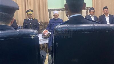 السفير الإندونيسي يقدم العزاء لشيخ الأزهر في وفاة شقيقته بساحة الطيب بالأقصر