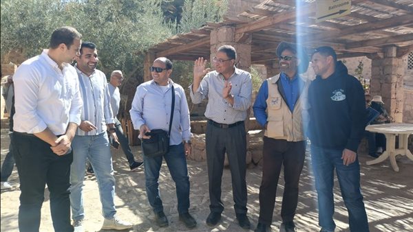 لجنة من الآثار تعاين