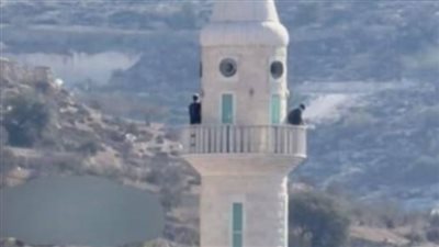 وسط هتافات بالعبرية ورقص وغناء.. مستوطنون يدنسون مسجدا بالضفة الغربية