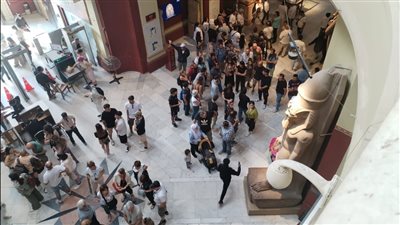 بمناسبة الذكرى الـ122 لافتتاحه.. إقبال كبير من السائحين على زيارة المتحف المصري بالتحرير| صور