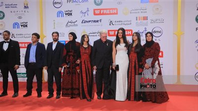 وين صرنا.. حسين فهمي وسوسن بدر ونجوم الفن يدعمون درة في أول فيلم من إخراجها بمهرجان القاهرة السينمائي | بث مباشر