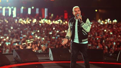 عمرو دياب يحيي حفلا جماهيريا ضخما في القرية الذكية.. ويستعيد الذكريات بأجمل أغانيه