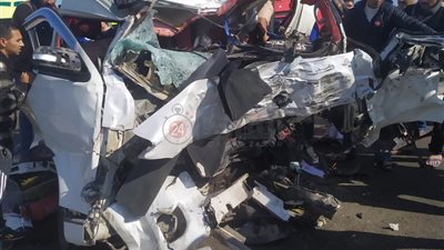مصرع 3 أشخاص وإصابة 5 آخرين في تصادم أتوبيس وسيارة نصف نقل بالبحر الأحمر| صور