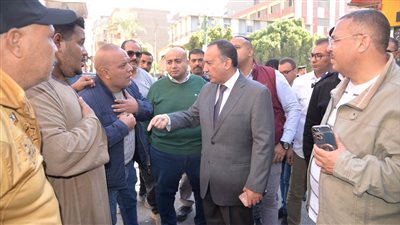 محافظ أسيوط يترأس حملة مكبرة لرفع إشغالات الباعة الجائلين بحي غرب لتسيير الحركة المرورية