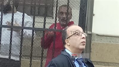 بالبدلة الحمراء.. أول ظهور للمتهم بقتل جواهرجي بولاق أبو العلا داخل قفص الاتهام