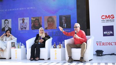 هدخلهم السجن.. حوار عفوي بين محمود حميدة ورئيس الرقابة على المصنفات خلال ندوة الأرشفة بمهرجان القاهرة السينمائي