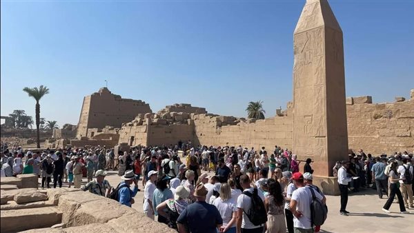 السائحون في معابد