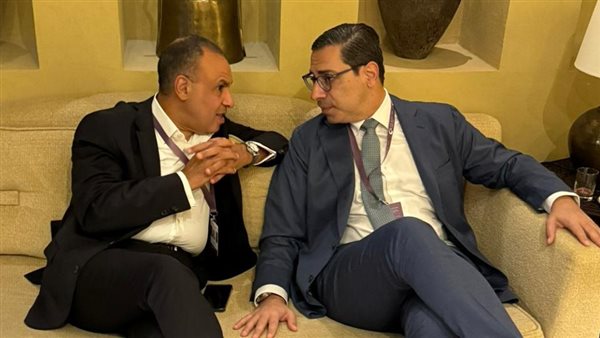 وزير الخارجية مع