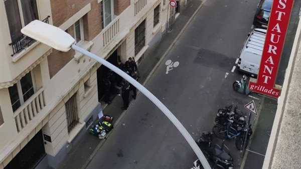 المطعم المحتجز بداخله