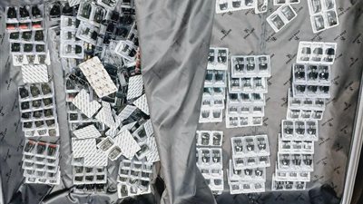 عقاقير مخدرة ومستلزمات مجهولة المصدر داخل منشأة طبية