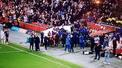 توقف مباراة هولندا والمجر بعد تعرض أحد أفراد دكة بدلاء المجر لأزمة صحية طارئة