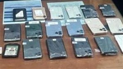 ضبط موظف بمطار القاهرة حاول تهريب 17 هاتف أيفون