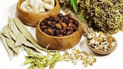 طبيب هندي يكشف عن 8 أعشاب فعالة لتحسين صحة الأمعاء