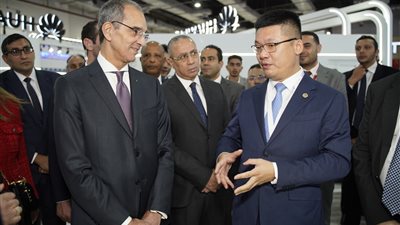 وزير الاتصالات يزور جناح هواوي في معرض Cairo ICT 