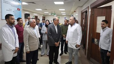 في زيارة مفاجئة.. محافظ المنيا يوجه برفع المخلفات بمحيط مستشفى ديرمواس المركزي