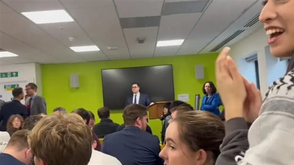 طلاب يقاطعون خطاب