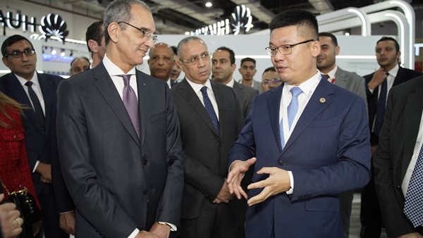 وزير الاتصالات يزور