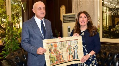 السفيرة الأمريكية لـ القاهرة 24: فخورون بإقامة معرض كارتر لأول مرة بالأقصر