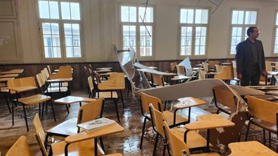 انهيار جزء من سقف قاعة محاضرات طب الجامعة الأهلية بالإسكندرية بسبب الأمطار.. والطلاب يشكون