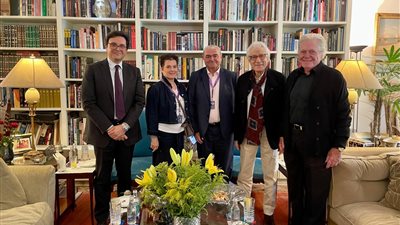 وزير الثقافة ورئيس مهرجان القاهرة السينمائي يزوران الفنان فاروق حسني