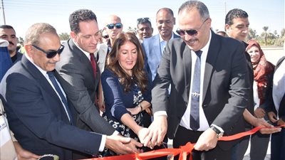 السفيرة الأمريكية تشهد افتتاح محطة مياه الشرب بقرية الهنادي في الأقصر