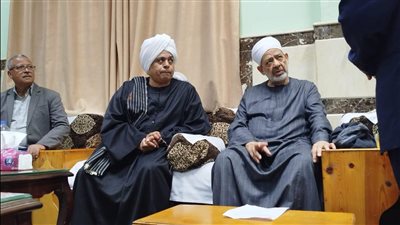 في حب الإمام.. الشيخ ياسين السعيد يقدم واجب العزاء لـ الإمام الأكبر في وفاة شقيقته| صور 