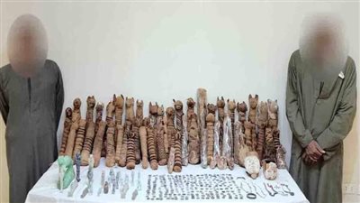 تفاصيل ضبط شخصين بحوزتهما 360 قطعة أثرية ومومياوات في المنيا | بث مباشر