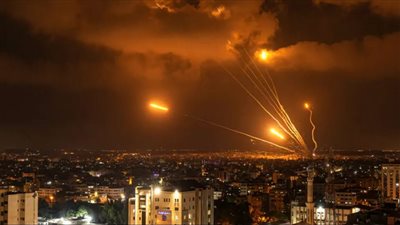 بعد إطلاق صاروخ باليستي من اليمن.. هروب آلاف الإسرائيليين للملاجئ وإغلاق مطار تل أبيب 