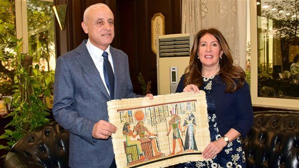 السفيرة الأمريكية