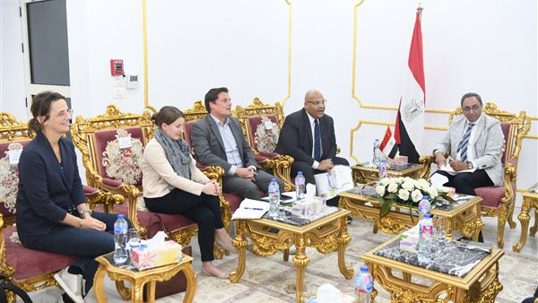 اجتماع محافظ قنا