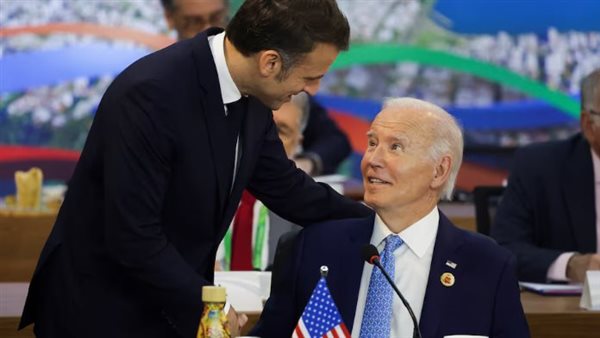 ماكرون يصافح بايدن