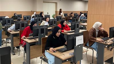 بالنظام الإلكتروني.. 73 ألف طالب يؤدون امتحانات الميدتيرم بآداب عين شمس | صور