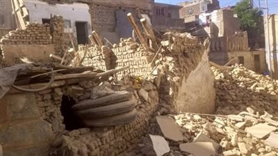 قبل انهياره.. إزالة منزل آيل للسقوط لخطورته على المواطنين في قنا| صور