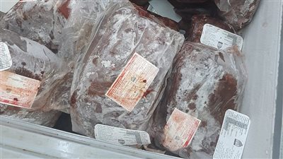 ضبط 3 أطنان كبدة فاسدة وسجائر مهربة في حملات تموينية بالإسكندرية