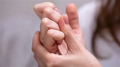  هل طقطقة الأصابع تضر بصحة المفاصل؟.. استشاري يوضح 