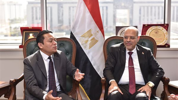 وزير العمل مع السفير