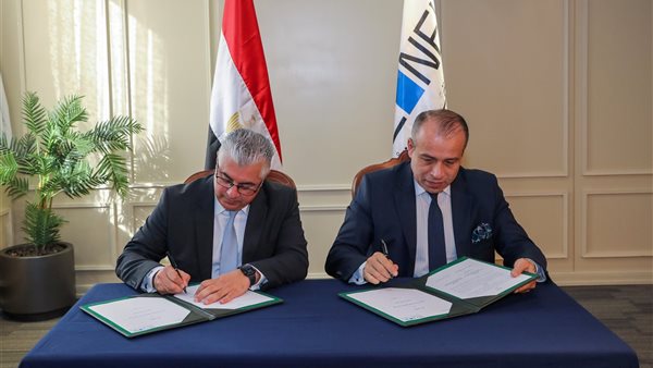 جانب من التوقيع