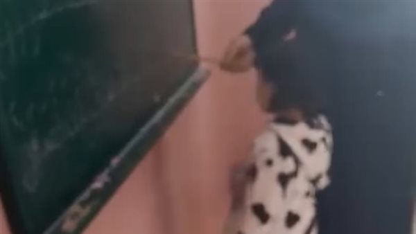 معلمة تعتدي بالضرب