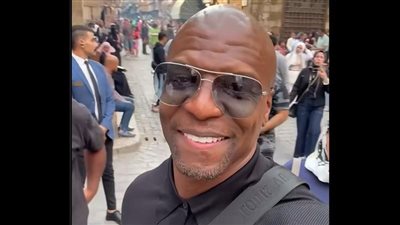 بعد زيارته لشارع المعز.. من هو تيري كروز بطل بروكلين 99 ومقدم البرامج الشهير؟