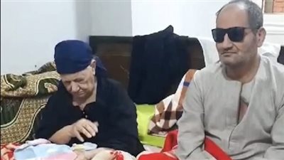 كفيف بالمنيا يستغيث لعلاج والدته: مش لاقيين ناكل ولا نتعالج.. ونفسي في مشروع نصرف منه ونسد ديوننا| بث مباشر