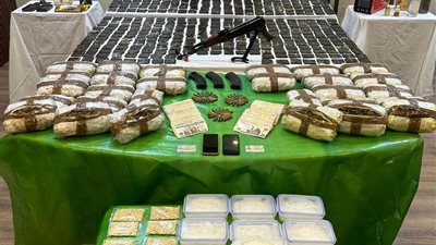 التحقيق مع اثنين من العناصر الإجرامية شديدة الخطورة لاتهامهما بتصنيع المواد المخدرة والإتجار بها 