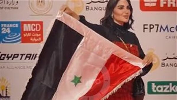 سارة نخلة ترفع علم